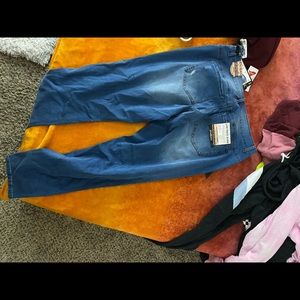 Ripped blue jeans. 2x